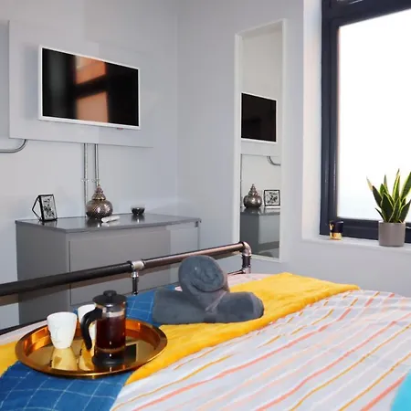 Urban Chic: Trendy 2-Bedroom with Smart Amenities Bournemouth Exterior photo