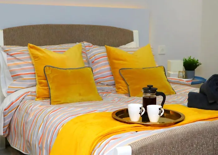 Trendy Urban Industrial Apartment - Great Location - Parking - Fast Wifi - Smart Tv - Beautiful 2 Double Bedroom Apartment Sleeps Up To 4!
