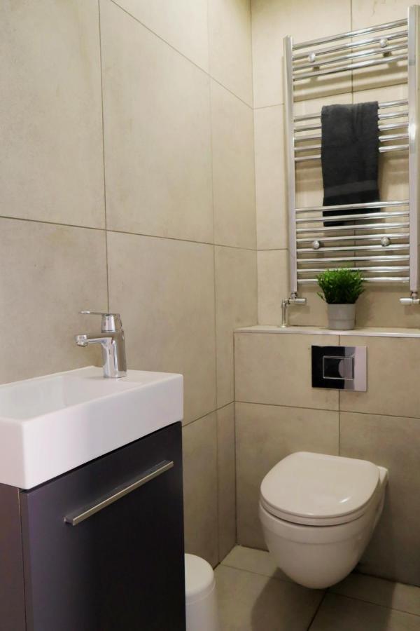 Apartment Urban Chic: Trendy 2-bedroom With Smart Amenities *