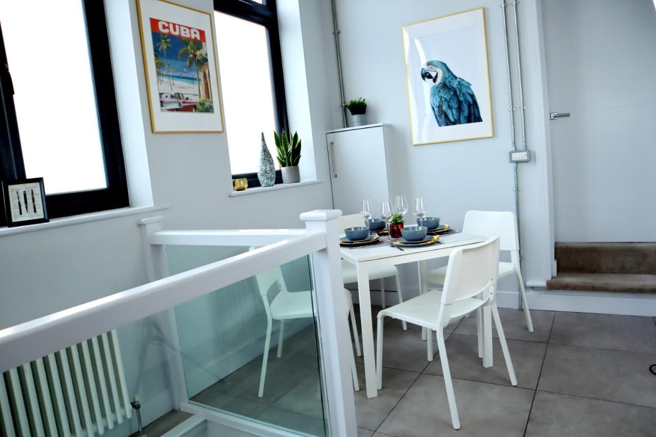 Urban Chic: Trendy 2-bedroom With Smart Amenities Apartment Bournemouth